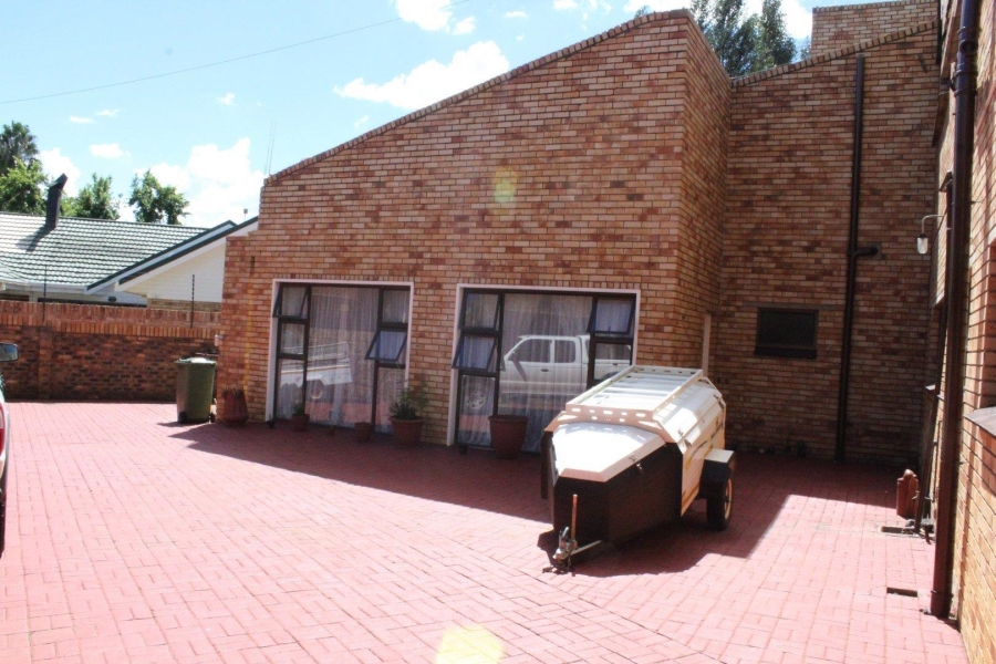 6 Bedroom Property for Sale in Van Der Hoff Park North West